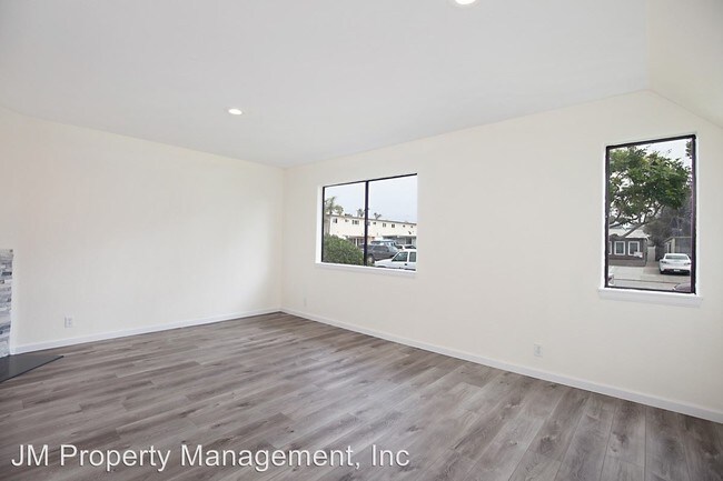 Building Photo - 5010 Saratoga Ave