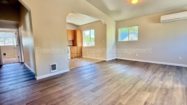 Foto del edificio - 1212 E Sherman Ave