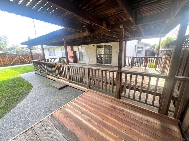Foto del edificio - 1303 Bryan Ave
