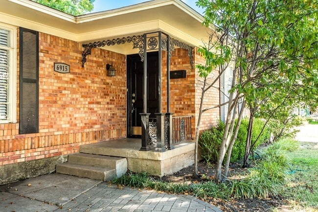 Photo - 6915 Inverness Ln House