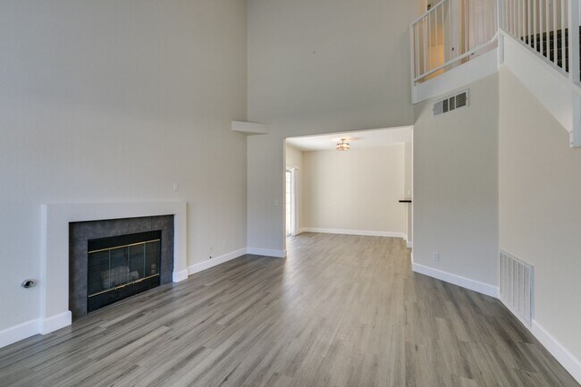 Foto del edificio - Modern 2-Bedroom Green Valley Townhome