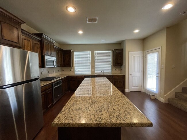 Building Photo - 2650 Venice Dr