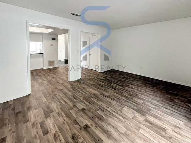 Building Photo - 6000 Regent Manor