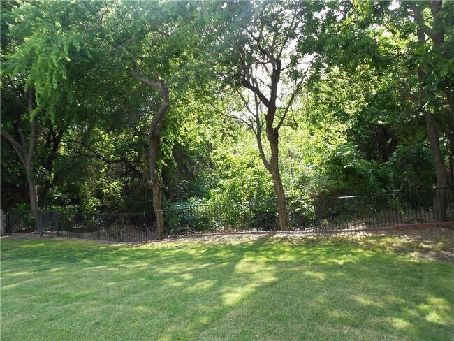 Building Photo - 2700 Cypress Point Dr
