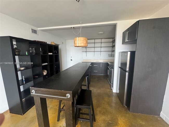 Building Photo - 2000 NE 135th St