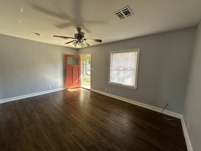 Building Photo - 3-Bed Home with Granite Countertops & Hard...