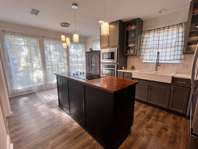 Building Photo - 25868 Walker South Rd