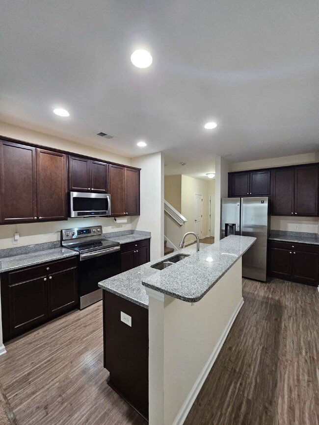 Building Photo - Luxury Townhouse in Richmond Hill.  Get Bu...