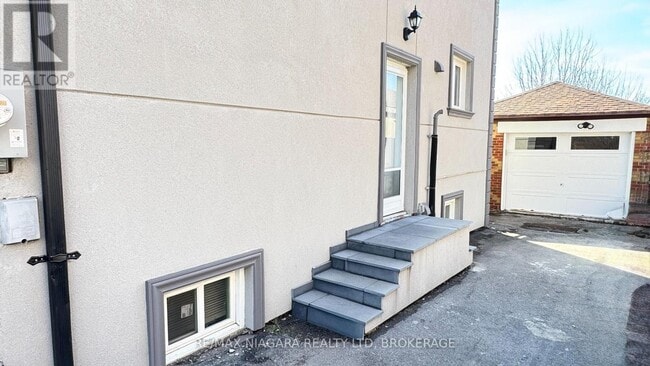 Building Photo - 844A Danforth Rd