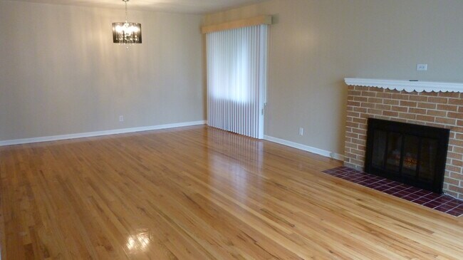 Building Photo - 825 E 35th Ave