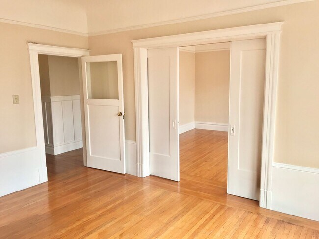 Foto del edificio - Top Floor Huge 4BR Flat, In Unit Laundry i...