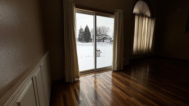 Foto del edificio - 8700 Loch Lomond Blvd