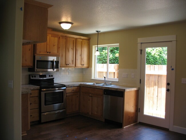 Foto del edificio - N.E Portland 2-bedroom beauty! Pets OK on ...