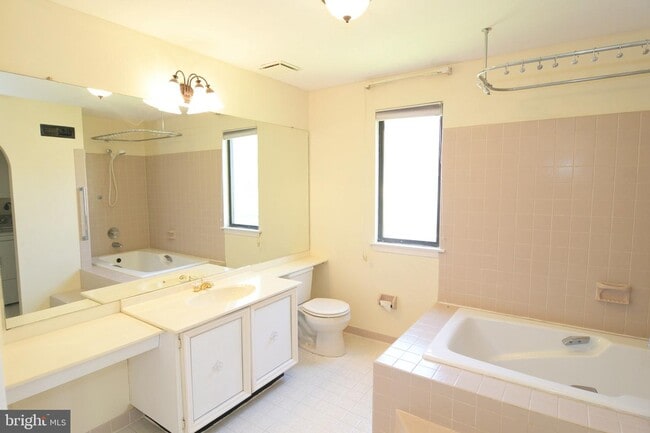 Building Photo - 10 Headley Dr