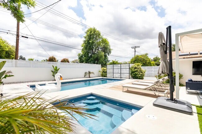 Building Photo - 24000 Victory Blvd