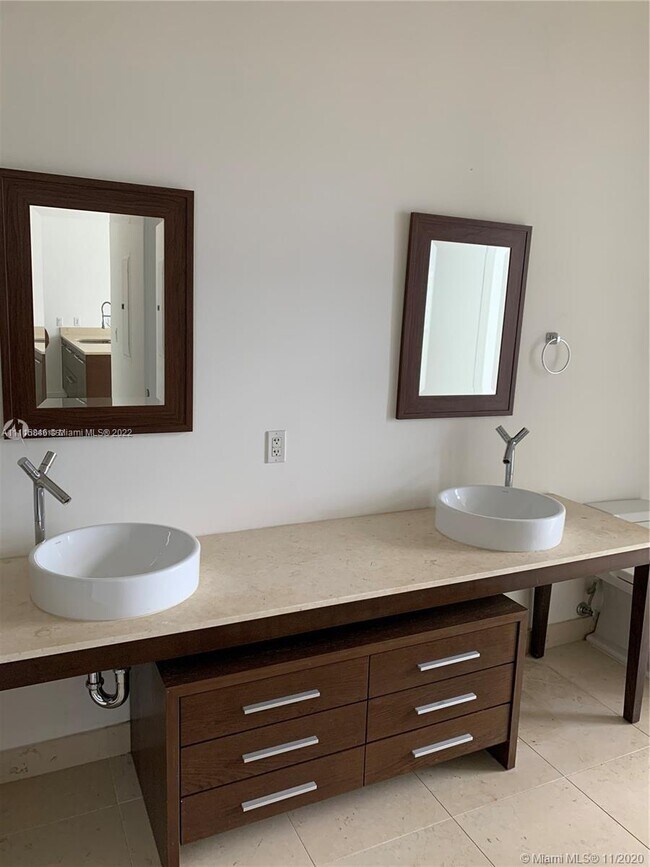 Building Photo - 475 Brickell Ave