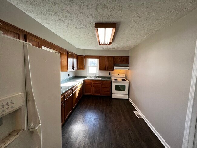 Building Photo - 2 Bedroom / 1 Bathroom Home