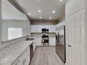 Building Photo - 44220 Caven Dr