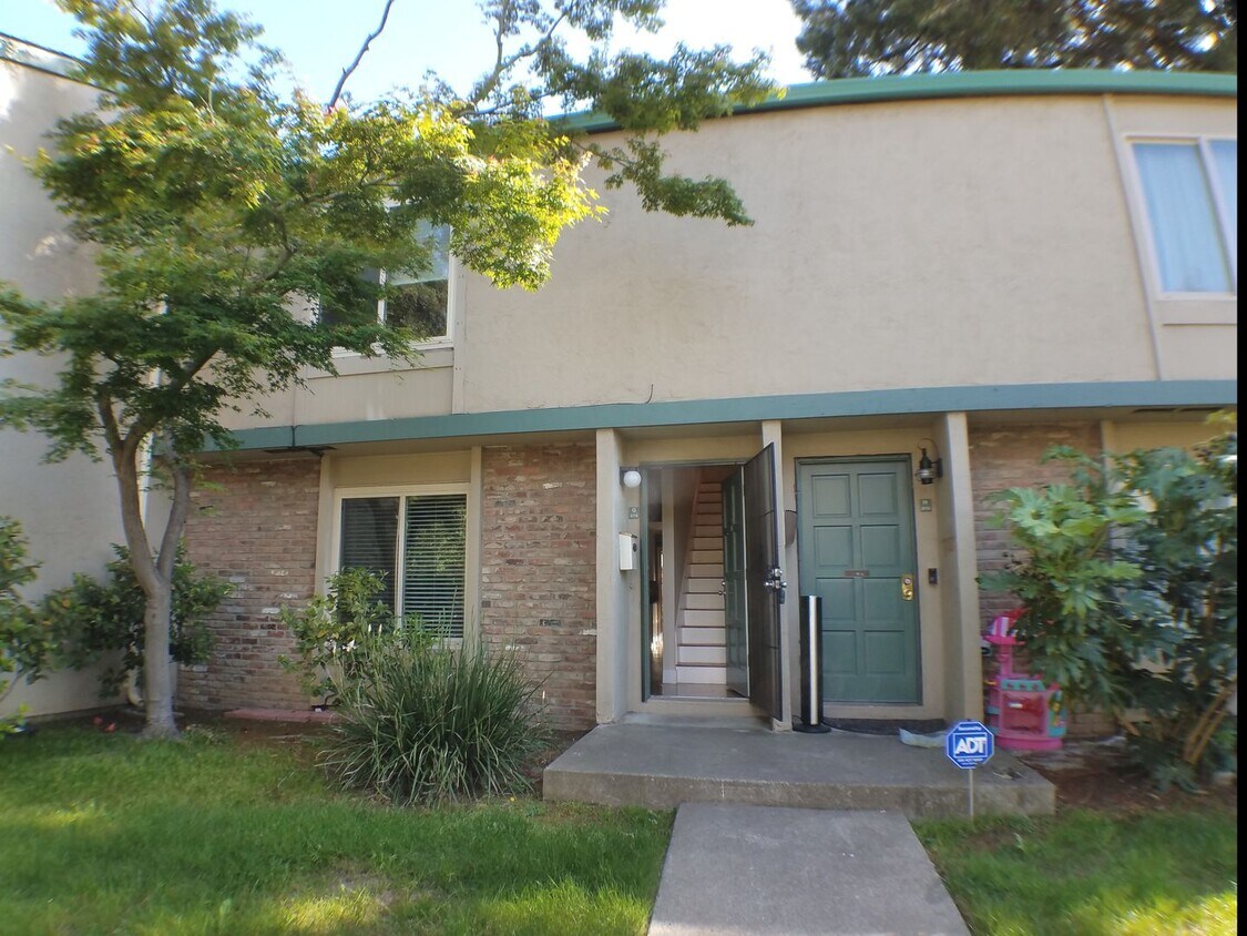 Primary Photo - Lovely updated 3 bedroom, 2 bath condo