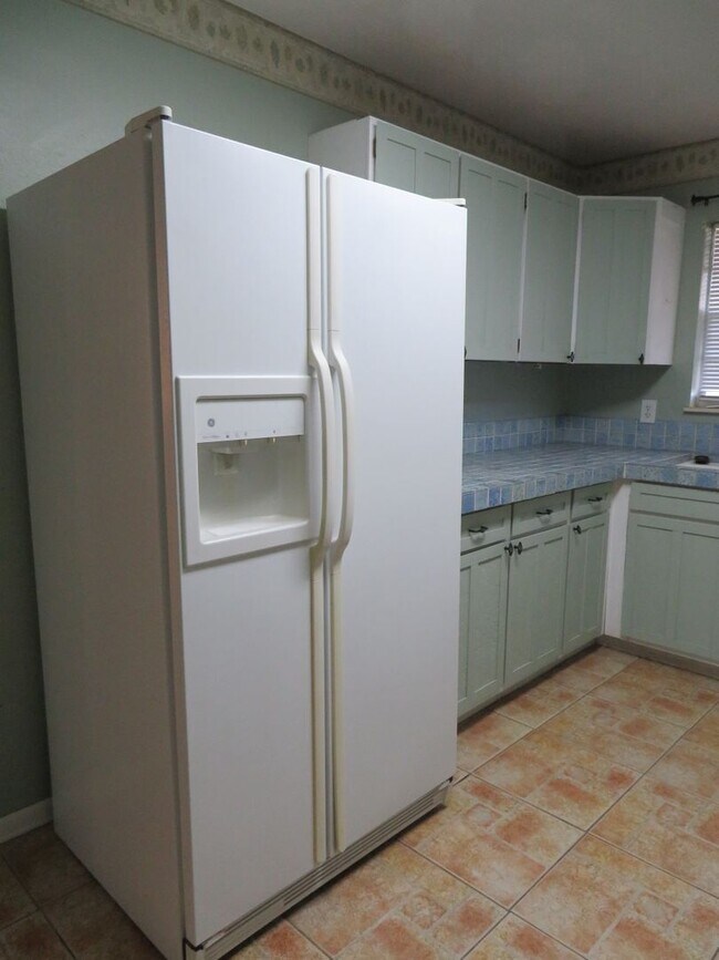 Foto del edificio - AVAILABLE NOW-Large 3 Bedroom, 2 Bath home for Rent