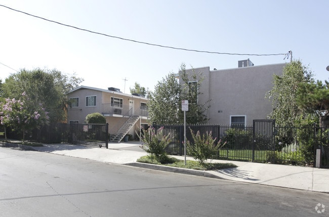 Primary Photo - 11808-11812 Hart St