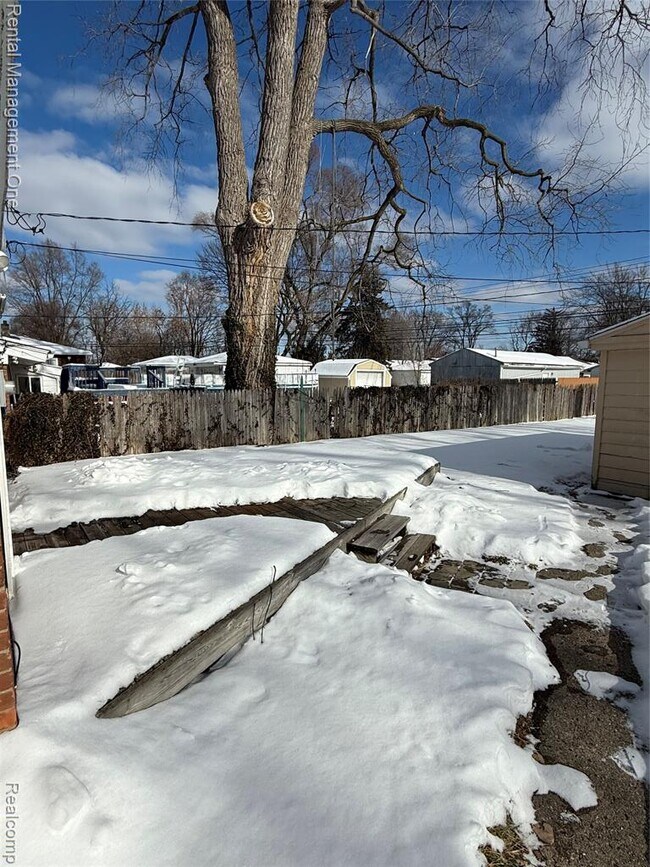 Foto del edificio - 12050 Cavell St