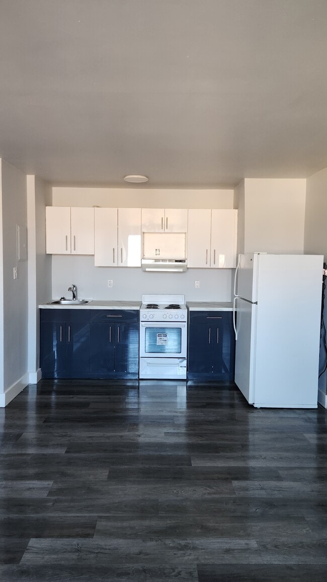 Building Photo - 570 Ellice Ave