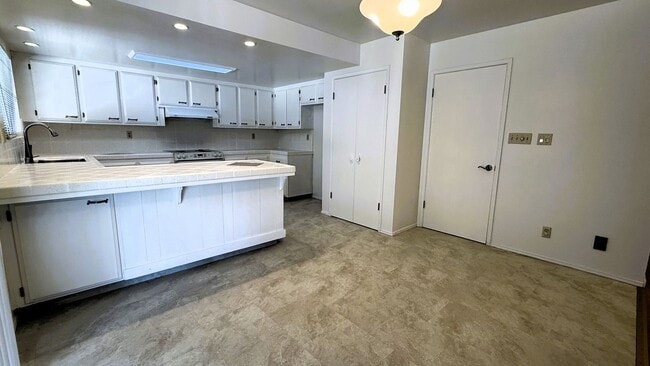 Building Photo - 3 Bed/ 2.5 bath Single Story