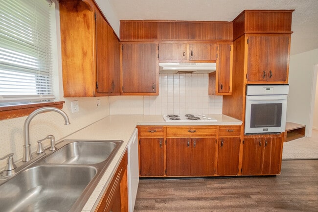 Kitchen - East Manor Apartments