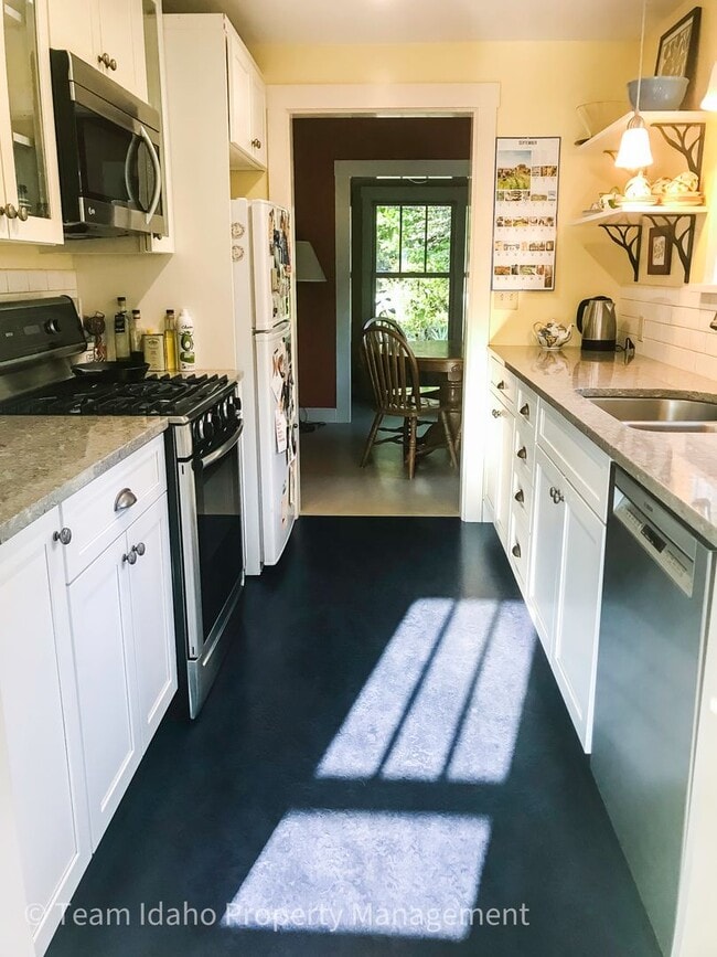 Building Photo - Beautiful Bungalow near East City Park and...