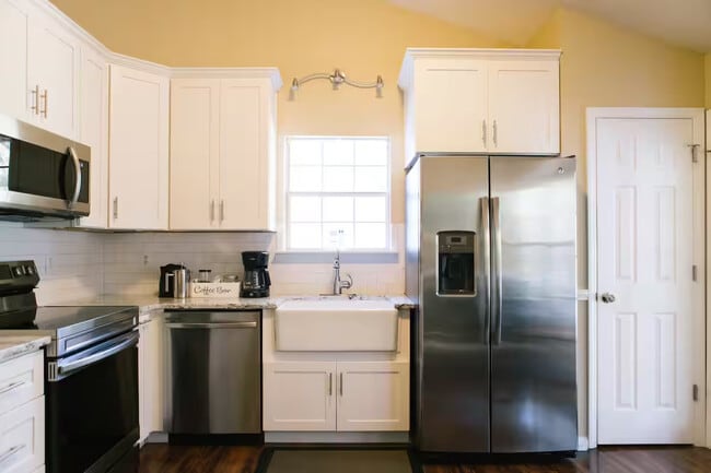 Building Photo - Room in House on Sandy Pines Dr