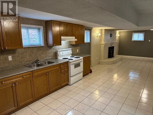 Building Photo - 2546 Palisander Ave