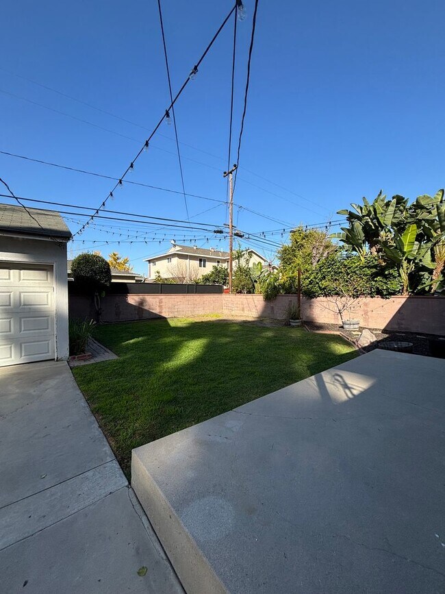 Foto del edificio - Charming 3-Bedroom Home with Large Yard on a Quiet Lakewood Street