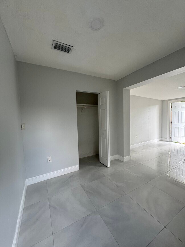 Building Photo - 1031 N 70th Ter