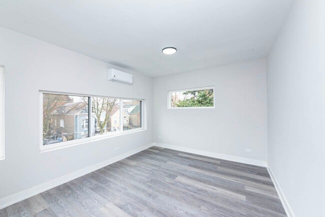 Building Photo - 2000 W 22nd Pl