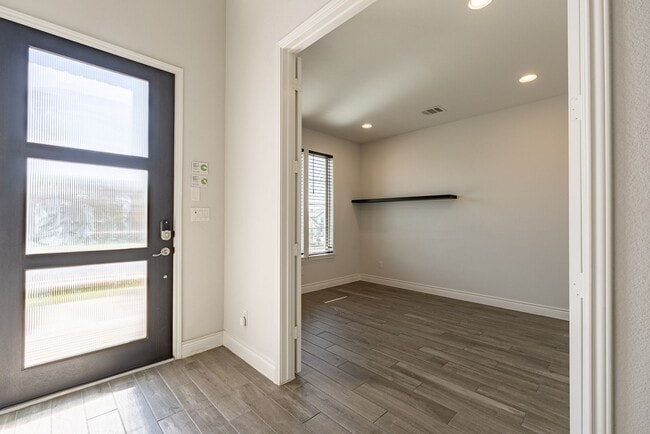 Building Photo - Beautiful 4 bedroom, 3.5 bathroom home in ...