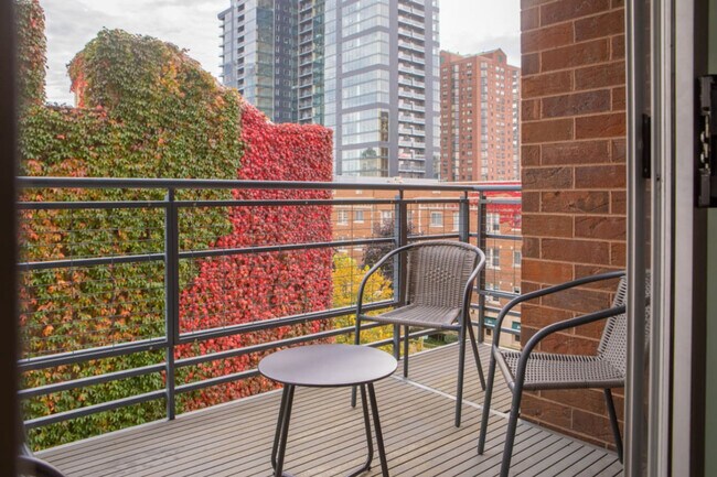 Foto del edificio - 1040 N Cass St