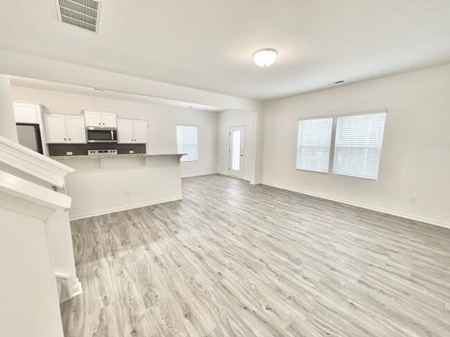 Foto del edificio - 3br 2.5 ba Paired Home near shopping, I-77 & I-40 Ready July 17th!
