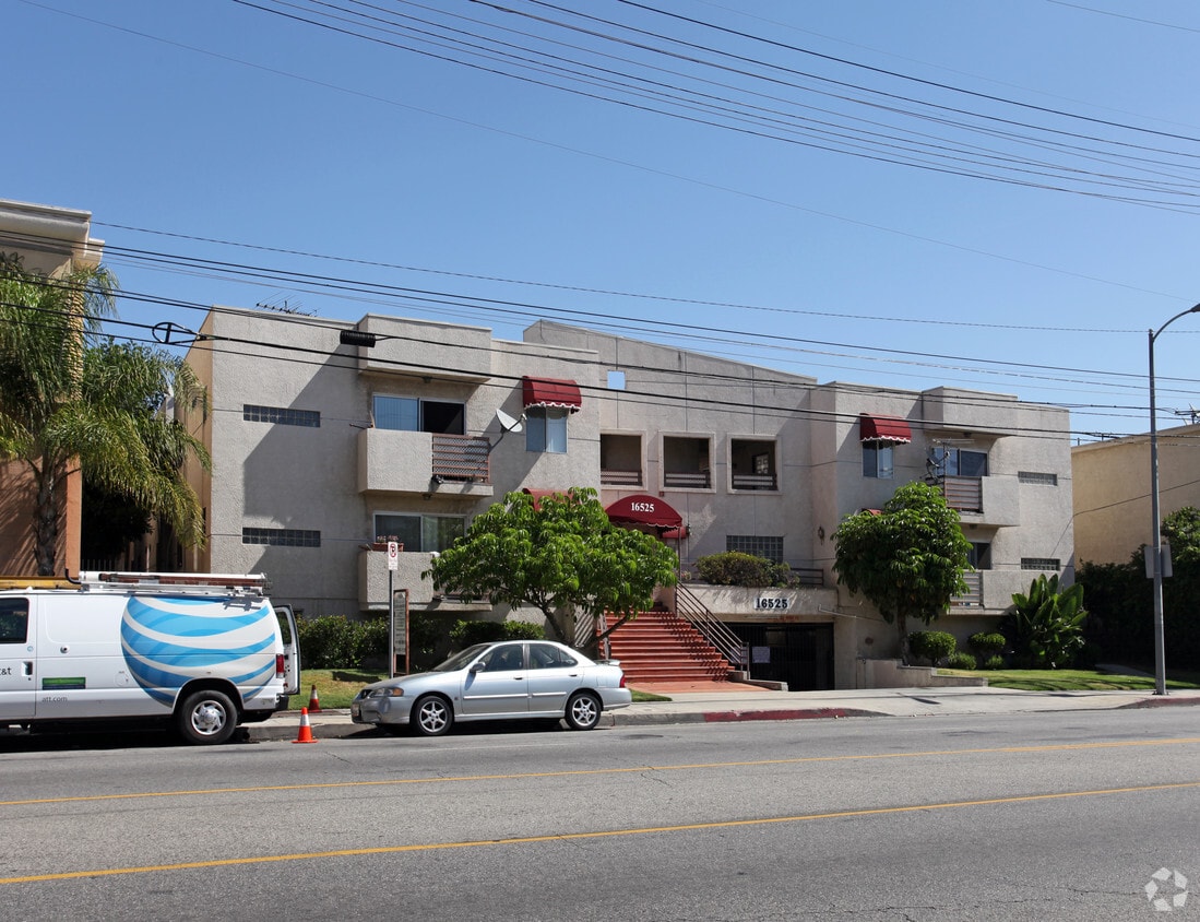 Building Photo - 16525 Vanowen St