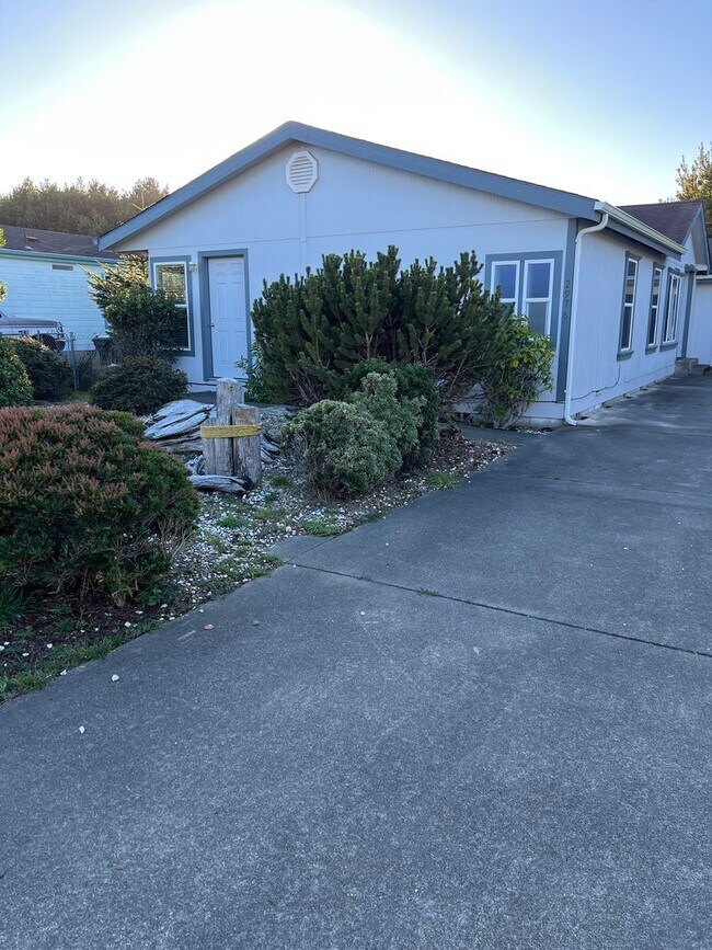 Foto del edificio - Beautiful 3 bedroom 2 bath home with a large carport in Bandon, OR.