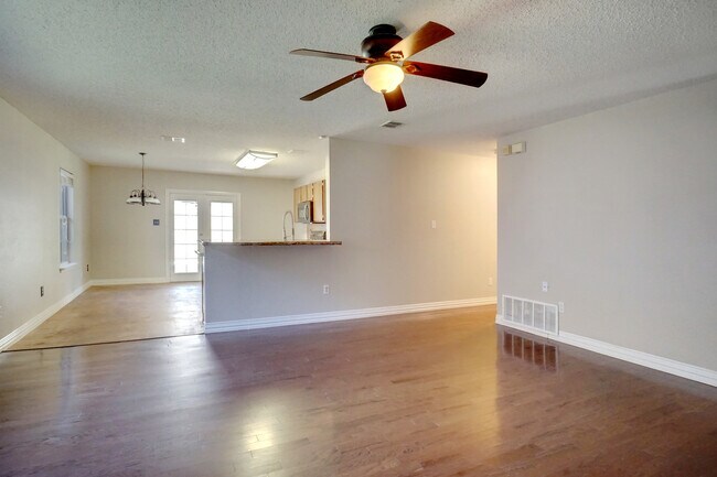 Building Photo - Very Nice and Updated Home