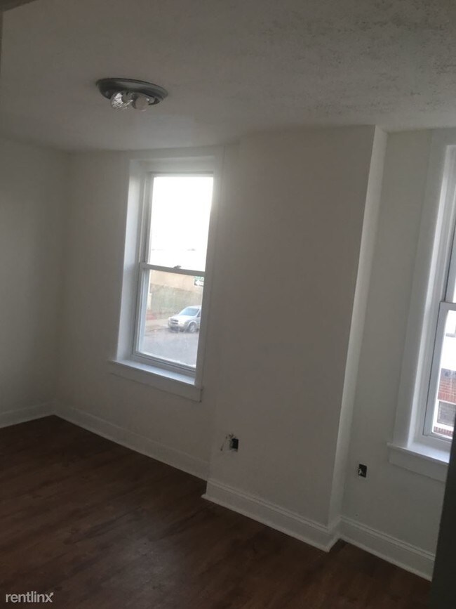 Building Photo - 2122 W Spencer St