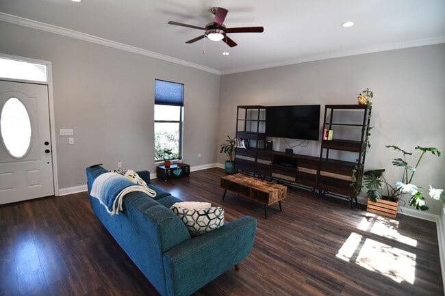 Building Photo - Zachary School District!  Trendy, 3 bedroo...