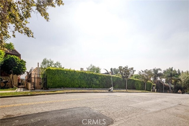 Building Photo - 532 N Mariposa Ave