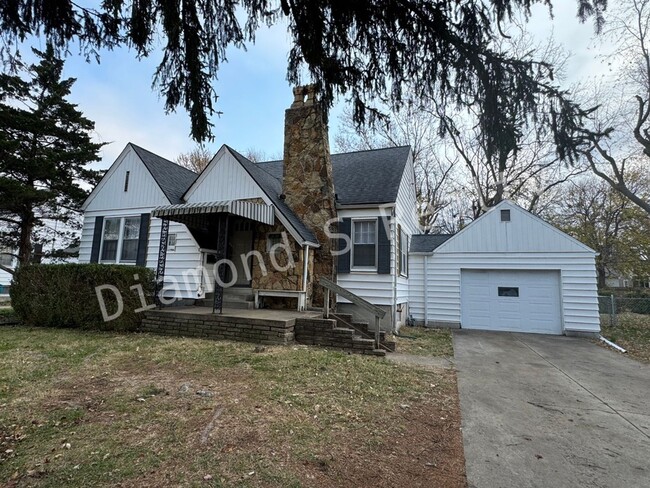 Building Photo - Charming 2 Bedroom Home Available off of N...