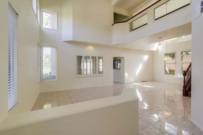 Building Photo - Beautiful 3 Bedroom 2.5 Bathroom home over...