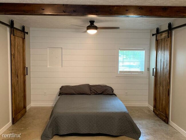 Building Photo - 1 br, 1 bath Townhome - 114 Caldwell St