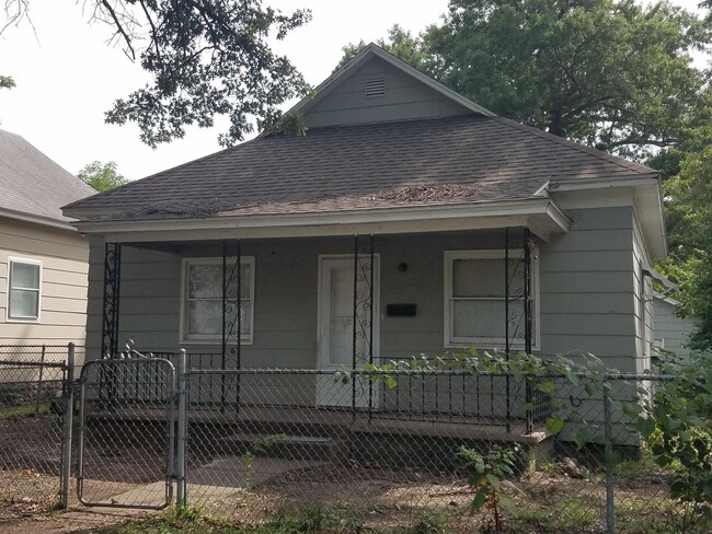 Building Photo - Nice 3 Bedroom 1 Bath Home with Fence in Y...