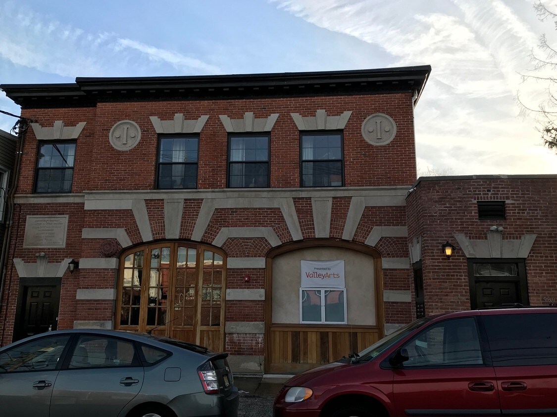Primary Photo - 580 Forest St