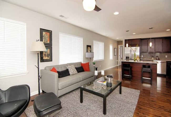 Spacious living - Zoe Llc